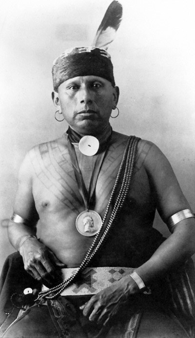 Osage-krijger Wah-She-Ha met een ceremoniële borsttatoeage