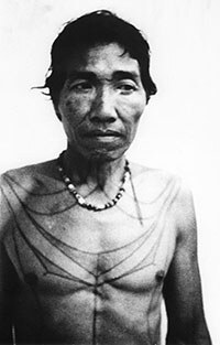 Hombre mentawai con tatuajes tradicionales, Siberut