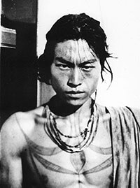 Hombre mentawai con tatuajes tradicionales