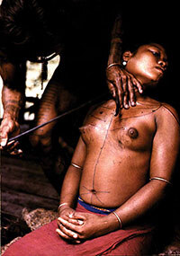 Muchacha sakkudei siendo tatuada, Siberut